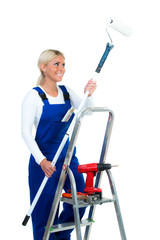 blonde frau im blaumann auf der leiter