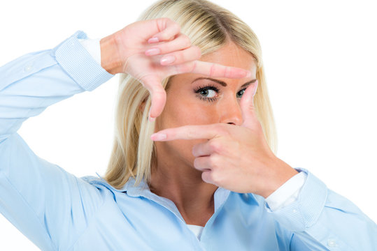 frau schaut durch fingerrahmen