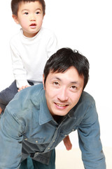 Obraz premium パパとお馬さんごっこをする男の子