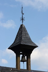 ein kleiner Glockenturm mit blauem Himmel im Hintergrund
