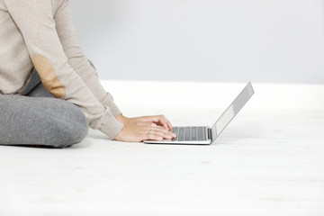 Naklejka premium Woman working on a laptop