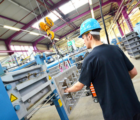 Industriearbeiter bei Maschinenreparatur