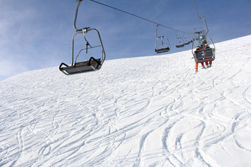 Fototapeta na wymiar Ski lift and skiers