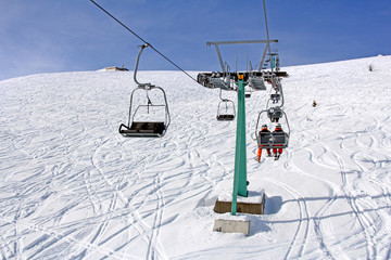 Fototapeta na wymiar Ski lift and skiers