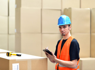 Mann mit Tablet im Warenlager // shipping logistics