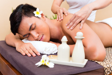 Obraz na płótnie Canvas Indonesian Asian man at wellness massage
