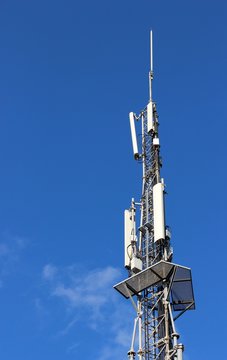 Sommet de tour relais support d'antennes de t&eacute;l&eacute;phonie