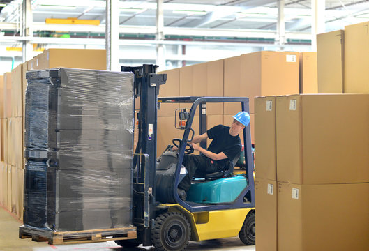 Gabelstaplerfahrer in d. Logistik // logistics shipping