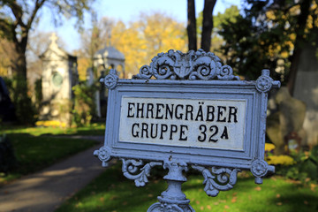 Fototapeta premium Wegweiser Ehrengräber im Zentral Friedhof von Wien