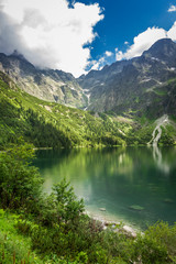 Obraz na płótnie Canvas Niebieskie jezioro w górach