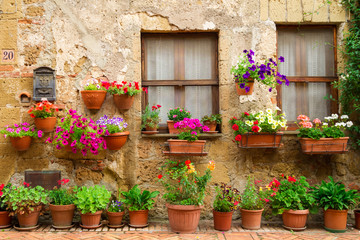 Fototapeta na wymiar Piękna ulica ozdobiona kwiatami we Włoszech