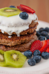 Vollwert Pancakes mit Früchten