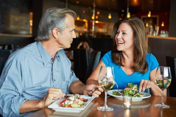 Photo sur Plexiglas Restaurant Couple d& 39 âge mûr bénéficiant d& 39 un repas au restaurant en plein air