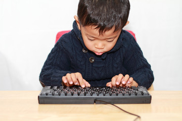キーボードを打つ幼児(4歳児)