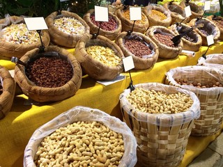 frutta secca al mercato