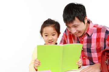 娘の勉強を手伝う父親