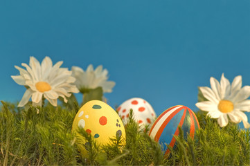 Ostereier handbemalt, auf Moos