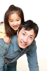 パパとお馬さんごっこをする女の子