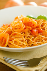 Spaghetti con salsa al pomodoro e cipolle