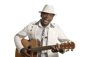Afrikanischer Gitarrist mit Gitarre