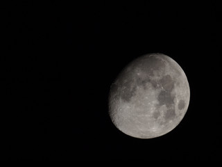 Near full moon © Claudio Divizia