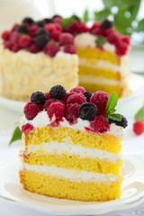 Sponge cake with cream and raspberries.