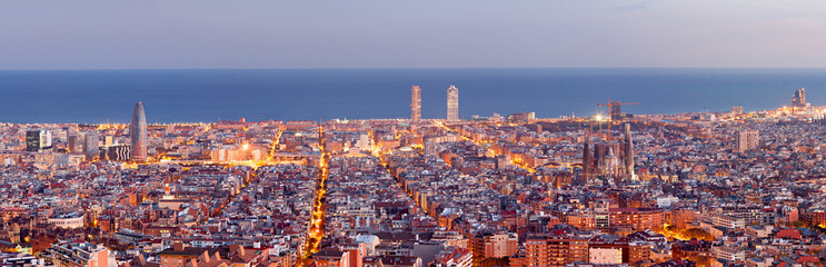 Obrazy na Plexi  Panorama panoramy Barcelony w Blue Hour