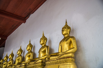 Row of sitting golden buddha statue2
