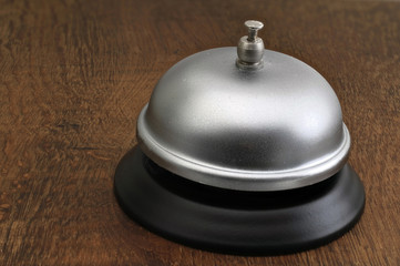 Hotelglocke auf Holztisch