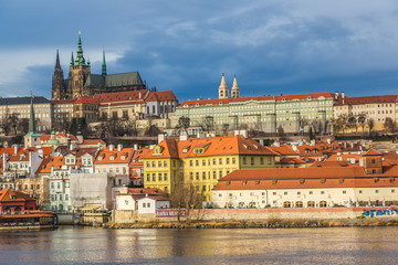 Naklejka na ściany i meble Zobacz na Pradze gotyckiego zamku z mostu Karola