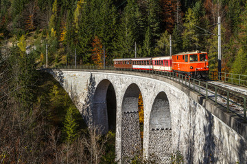 Mariazellerbahn mit Reihe 2095 auf dem Saugrabenviaduk