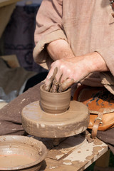 Руки мастера лепят гончарное изделие