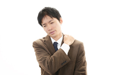 肩痛を訴えるビジネスマン