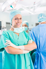 Fototapeta premium Chirurgen operieren in OP-Saal an Patienten