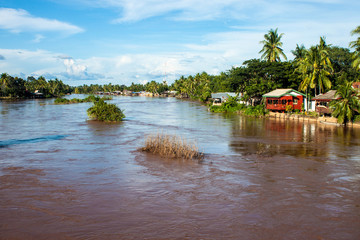 Fototapeta na wymiar Domy na palach na rzece Mekong, Laos