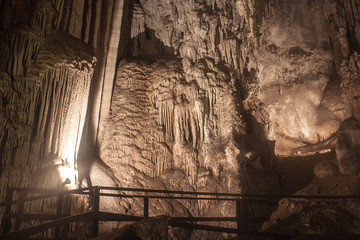 Fototapeta na wymiar Jaskinia diament na Railay, Prowincja Krabi, Tajlandia