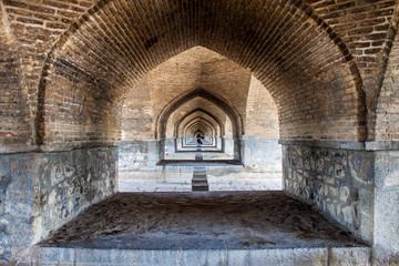 Fototapeta na wymiar Zobacz pod Si-o-se most w Isfahanie, Iran