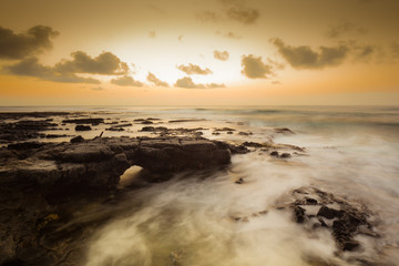 Obraz premium January 1, 2014 sunrise at Sandy Beach on Oahu