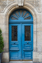 Fototapety  Niebieskie drzwi w Paryżu z ozdobną dekoracją