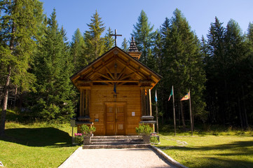 Holzkapelle in den Dolomiten - Alpen