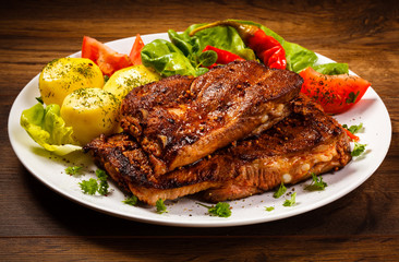 Tasty grilled ribs with vegetables