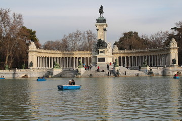 Fototapeta na wymiar Parc du Retiro à Madrid