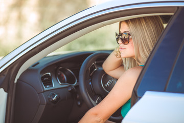 Obraz na płótnie Canvas happy young woman in car smiling enjoying car road trip travel