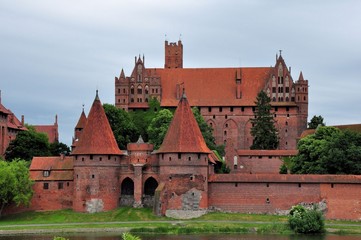 Fototapeta na wymiar Zamek w Malborku w pochmurny dzień, Polska