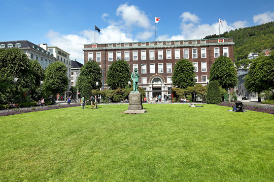 Postamt Bergen mit Edvard Grieg Denkmal