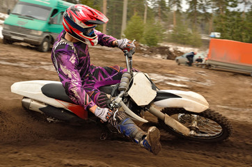 Motocross athlete raised leg forward executes turning © VVKSAM