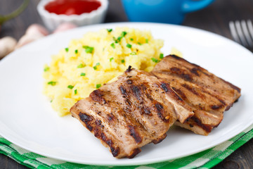 Grilled ribs with mashed potato