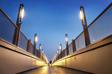 Moderne Fußgängerbrücke bei Nacht - Footbridge at Night