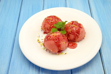 Bolas de helado de fresa