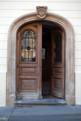 Fototapeta na wymiar Stare drewniane drzwi w Górnym Mieście w Zagrzebiu, Chorwacja
